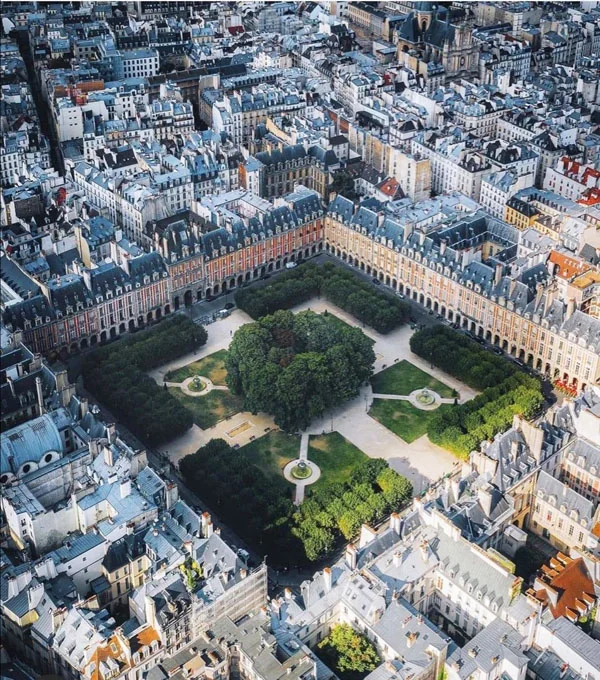 Vue aérienne de la Place des Vosges, au cœur du Marais (Paris 4e)
